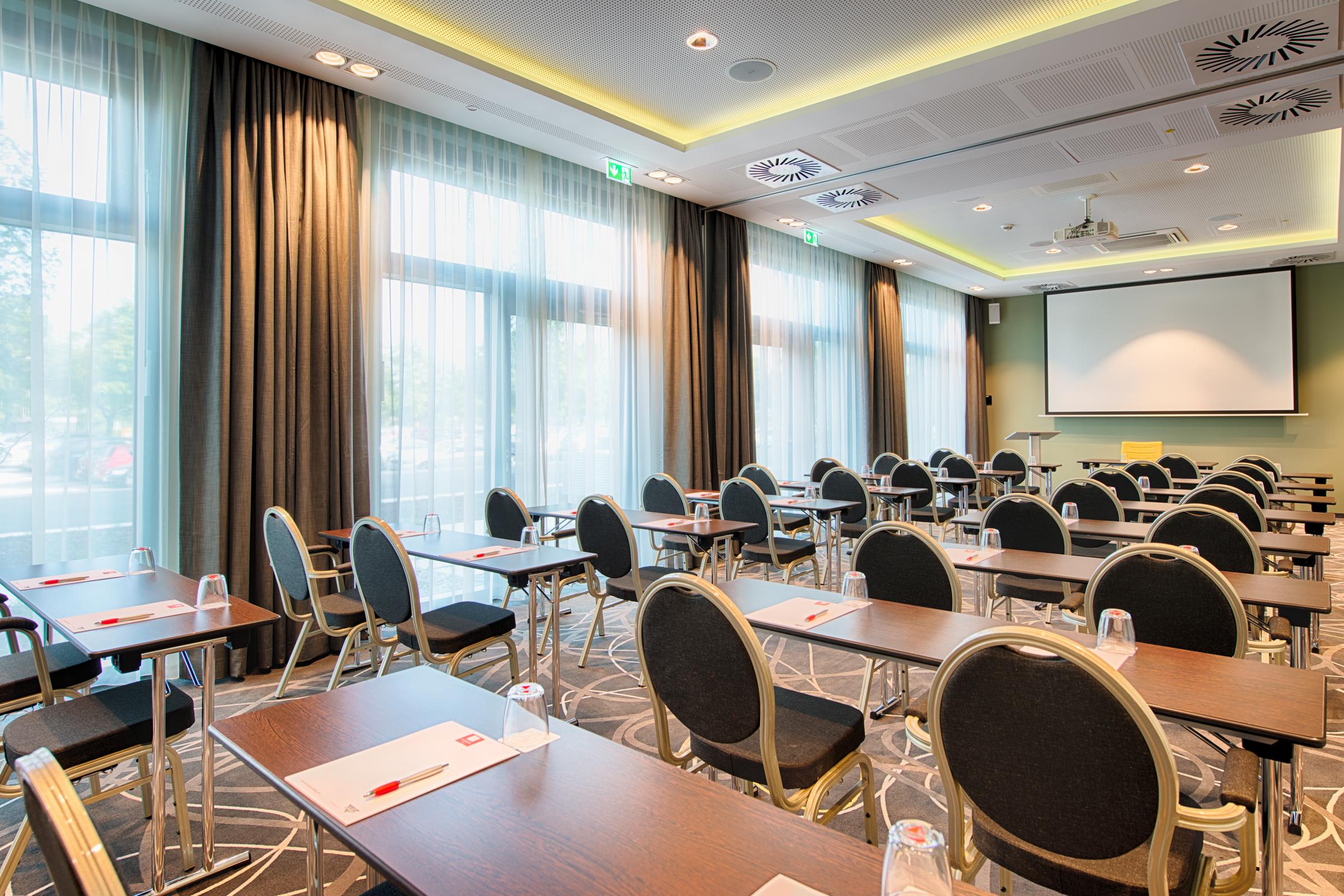 Leonardo East Hotel 4*