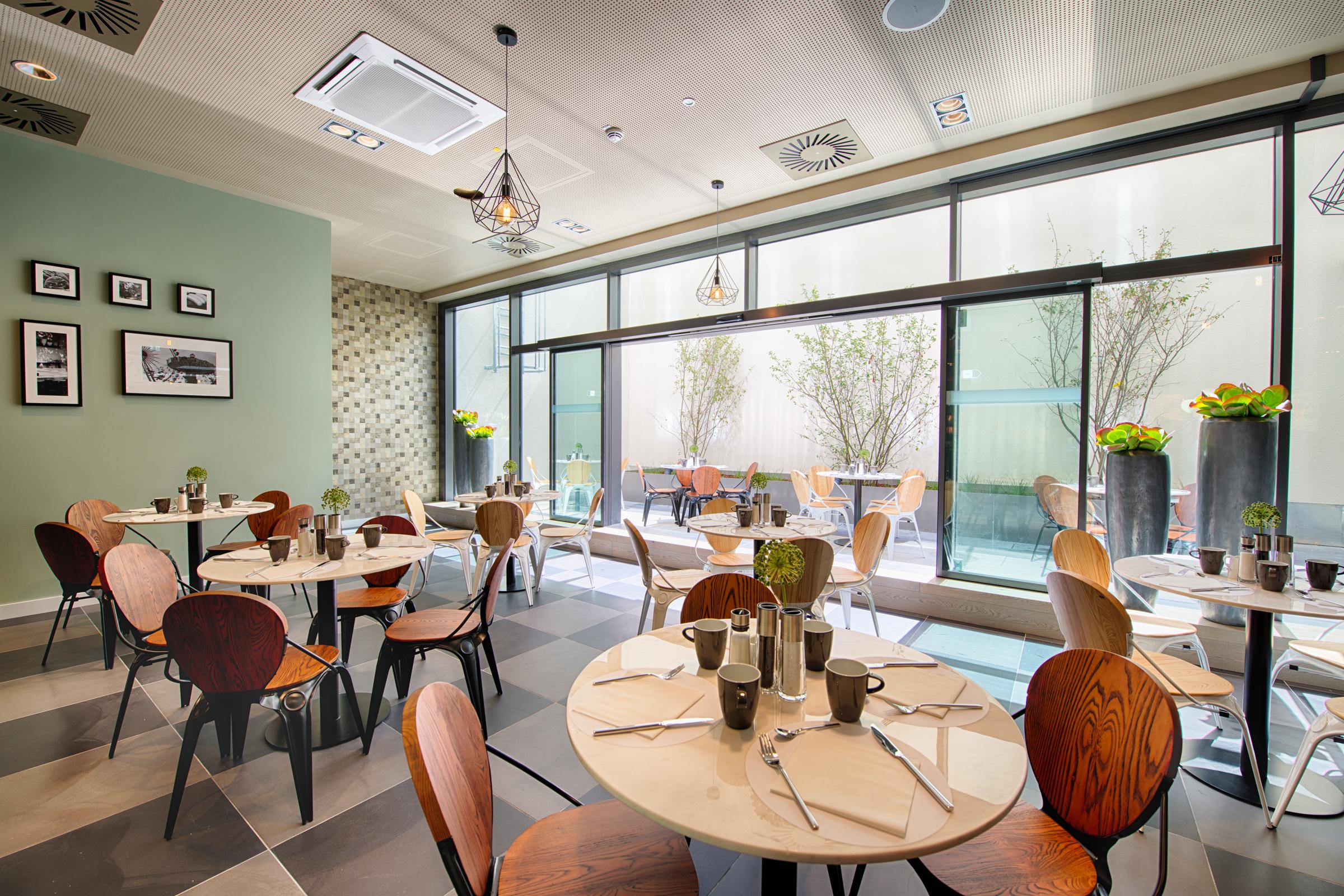 Hotel Leonardo East 4*